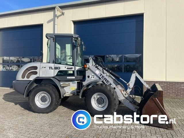 Terex TL 80 Wiellader - Bouwjaar 2008 - Draaiuren 8296 - Palletvorken + Laadschop - 2x op voorraad !! - Hjullastare: bild 1 Terex TL 80 Wiellader - Bouwjaar 2008 - Draaiuren 8296 - Palletvorken + Laadschop - 2x op voorraad !! - Hjullastare: bild 1