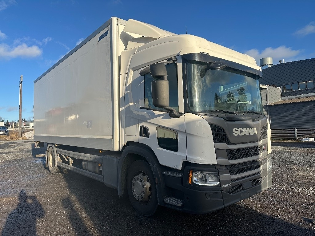 Scania P250 - Lastbil med skåp: bild 2 Scania P250 - Lastbil med skåp: bild 2
