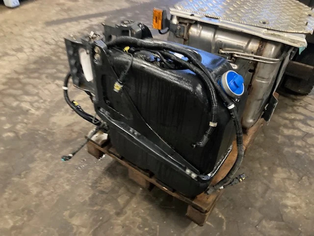 Scania 2919673 – Scania 2998146 – Scania Adblue tank + Scania reductant pick up unit - AdBlue tank för Lastbil: bild 1 Scania 2919673 – Scania 2998146 – Scania Adblue tank + Scania reductant pick up unit - AdBlue tank för Lastbil: bild 1