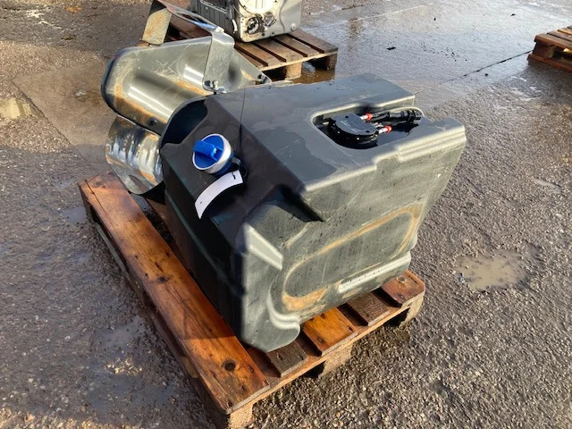 Scania Reductant tank – Scania 2875486 - AdBlue tank för Lastbil: bild 1 Scania Reductant tank – Scania 2875486 - AdBlue tank för Lastbil: bild 1