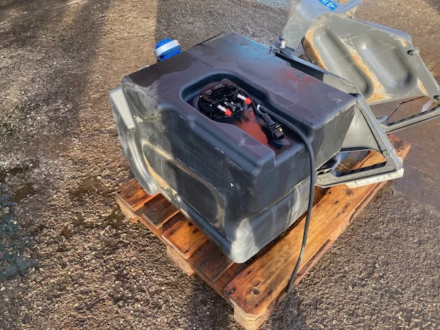 Scania Reductant tank – Scania 2875486 - AdBlue tank för Lastbil: bild 3 Scania Reductant tank – Scania 2875486 - AdBlue tank för Lastbil: bild 3