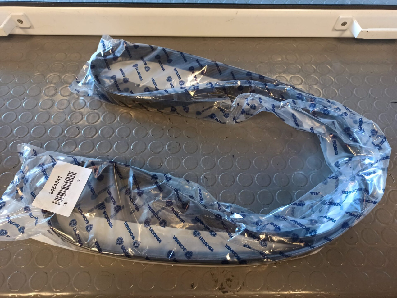 SCANIA POLY-V-BELT 2454841 - Rem för Lastbil: bild 1 SCANIA POLY-V-BELT 2454841 - Rem för Lastbil: bild 1