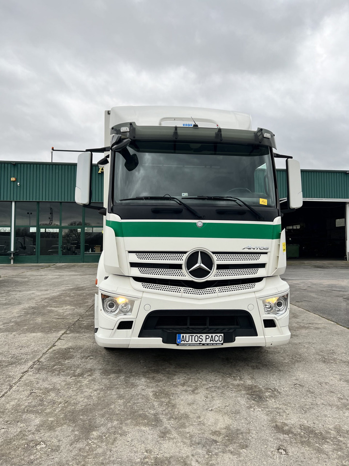 Camión Mercedes frigorífico - Chassi lastbil: bild 1 Camión Mercedes frigorífico - Chassi lastbil: bild 1