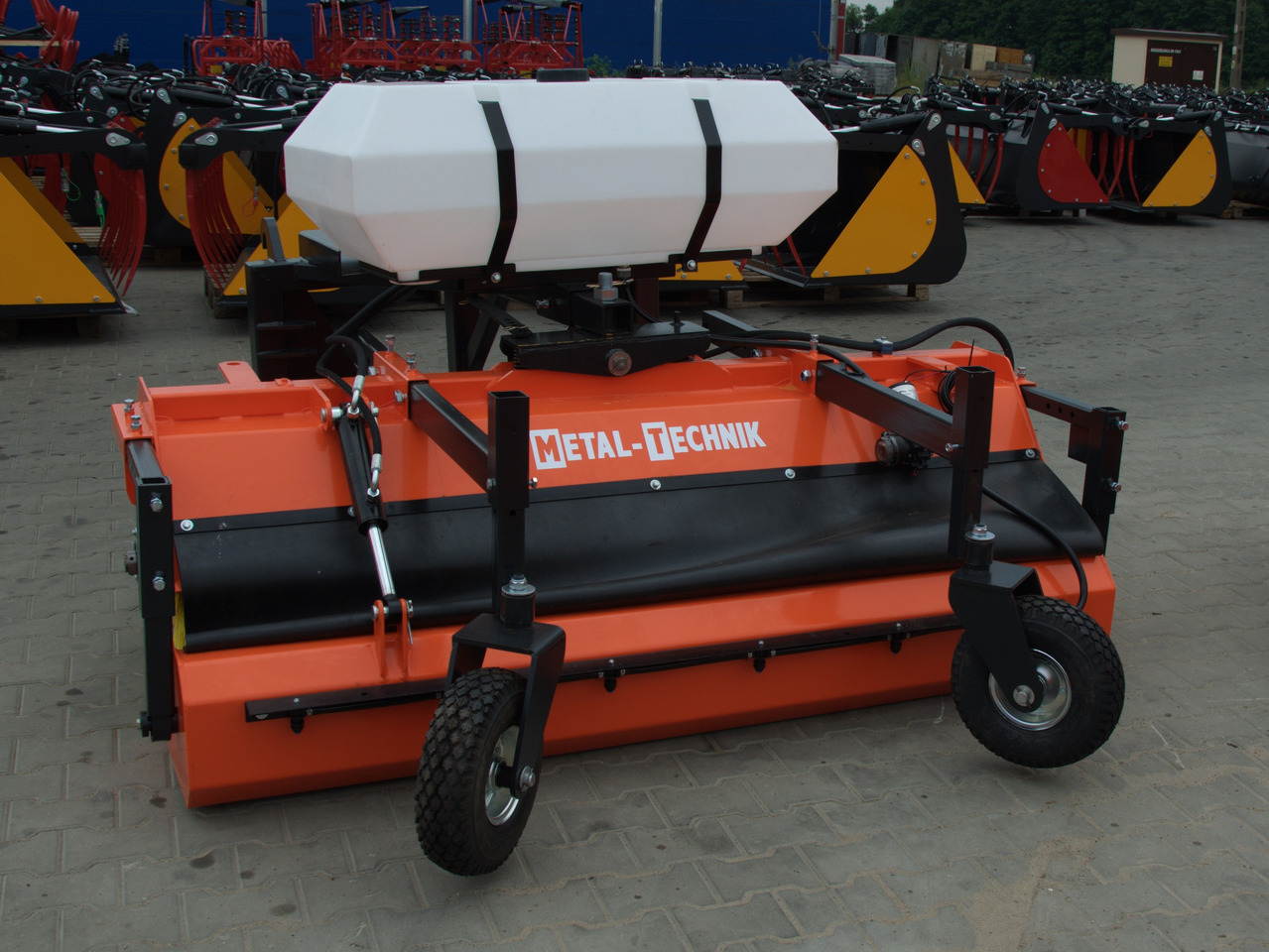 Metal-Technik Zamiatarka 1400 mm / Kehrmaschine 1400 mm/Sweeper 1400 mm/ Подметальная машина 1400 мм - Sopaggregat: bild 3 Metal-Technik Zamiatarka 1400 mm / Kehrmaschine 1400 mm/Sweeper 1400 mm/ Подметальная машина 1400 мм - Sopaggregat: bild 3