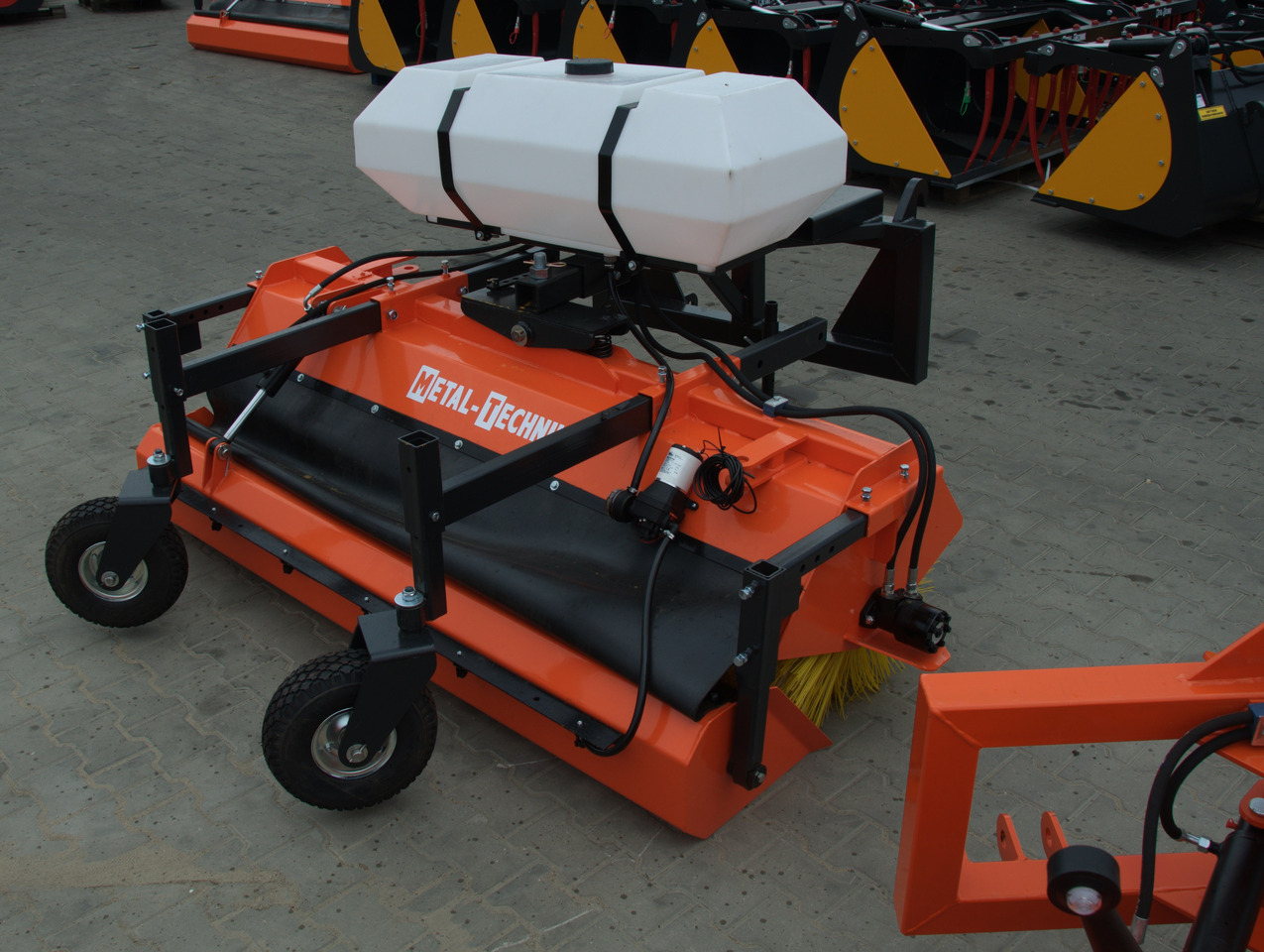 Metal-Technik Zamiatarka 1400 mm / Kehrmaschine 1400 mm/Sweeper 1400 mm/ Подметальная машина 1400 мм - Sopaggregat: bild 4 Metal-Technik Zamiatarka 1400 mm / Kehrmaschine 1400 mm/Sweeper 1400 mm/ Подметальная машина 1400 мм - Sopaggregat: bild 4