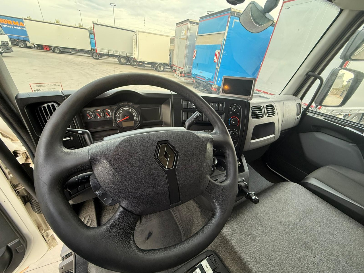 RENAULT D12.240 E6 (Tauliner) - Kapellbil: bild 5 RENAULT D12.240 E6 (Tauliner) - Kapellbil: bild 5