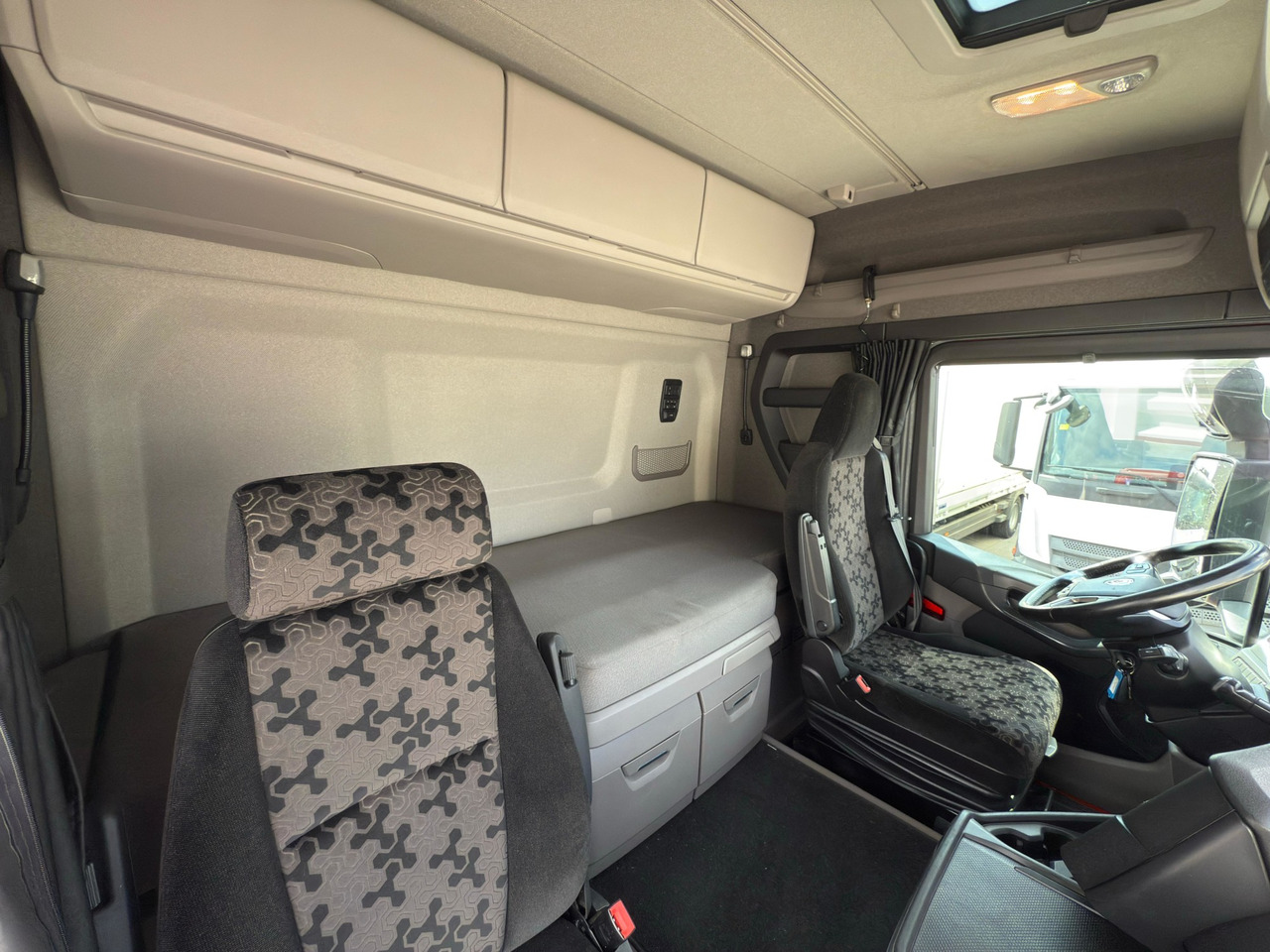 Kapellbil SCANIA R450 E6 (Tauliner): bild 9 Kapellbil SCANIA R450 E6 (Tauliner): bild 9