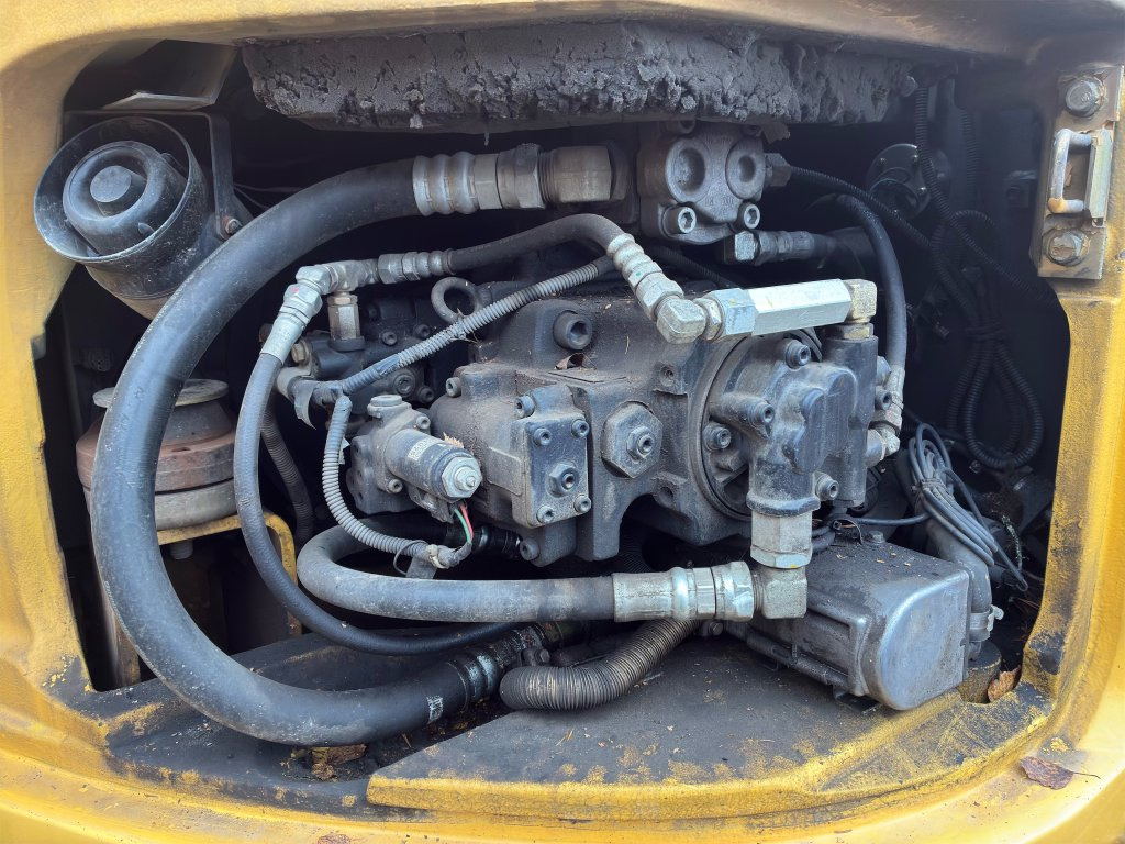 Bandgrävare New Holland Kobelco E135BSR-2: bild 32