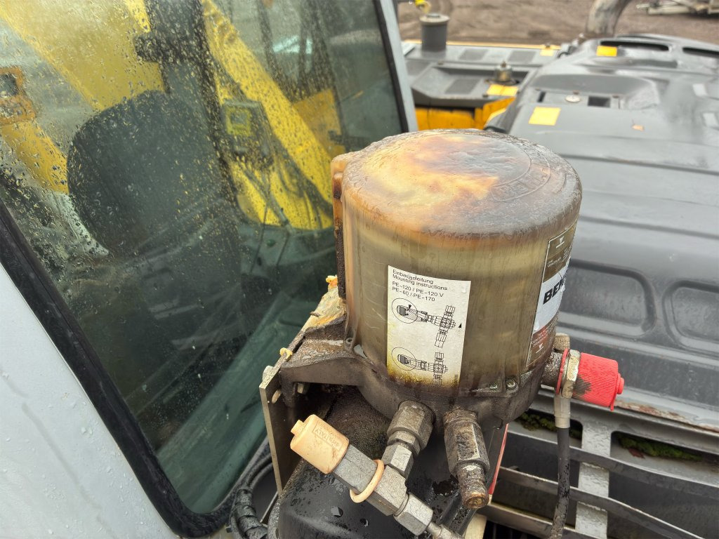 Bandgrävare New Holland Kobelco E135BSR-2: bild 47