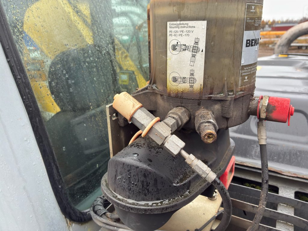 Bandgrävare New Holland Kobelco E135BSR-2: bild 48