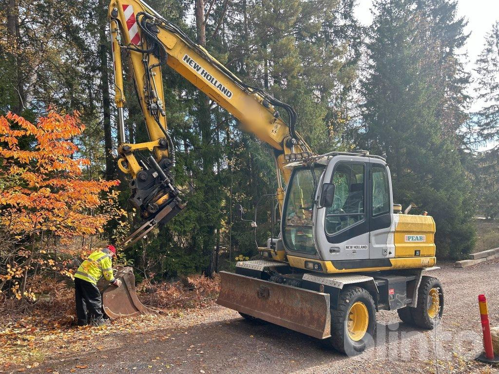 New Holland MH 4.6 - Grävmaskin på däck: bild 1 New Holland MH 4.6 - Grävmaskin på däck: bild 1