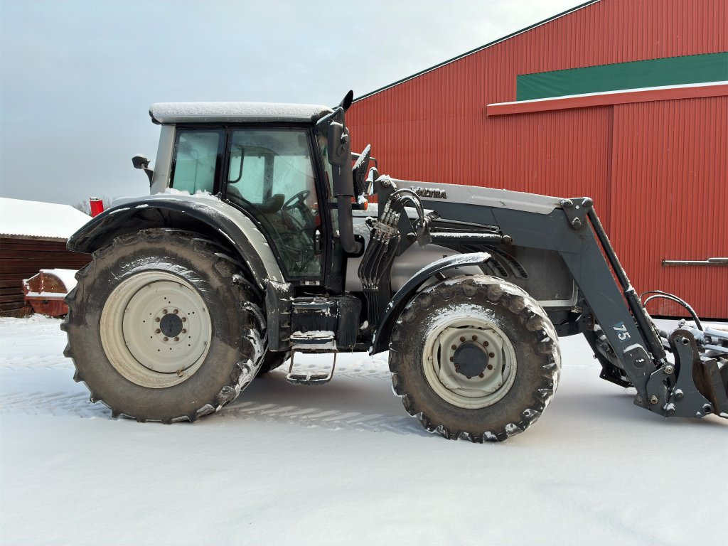 VALTRA T202 med lastare - Traktor: bild 4 VALTRA T202 med lastare - Traktor: bild 4