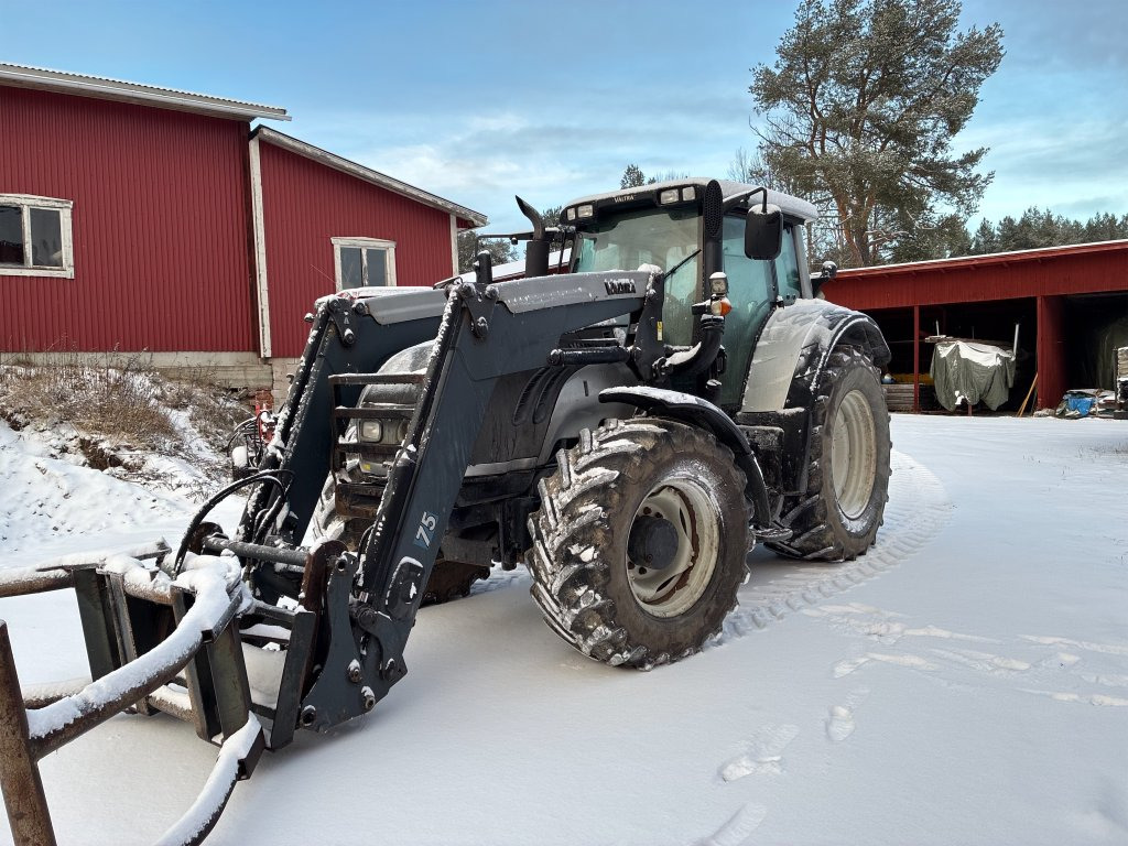 VALTRA T202 med lastare - Traktor: bild 1 VALTRA T202 med lastare - Traktor: bild 1