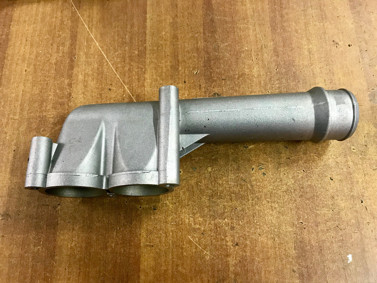 GOMITO LIQUIDO RAFFREDDAMENTO SU SCATOLA TERMOSTATO PER MOTORI MAN D2066 - D2676 - Kylsystem för Lastbil: bild 3 GOMITO LIQUIDO RAFFREDDAMENTO SU SCATOLA TERMOSTATO PER MOTORI MAN D2066 - D2676 - Kylsystem för Lastbil: bild 3