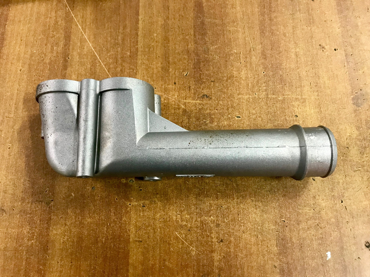 GOMITO LIQUIDO RAFFREDDAMENTO SU SCATOLA TERMOSTATO PER MOTORI MAN D2066 - D2676 - Kylsystem för Lastbil: bild 1 GOMITO LIQUIDO RAFFREDDAMENTO SU SCATOLA TERMOSTATO PER MOTORI MAN D2066 - D2676 - Kylsystem för Lastbil: bild 1