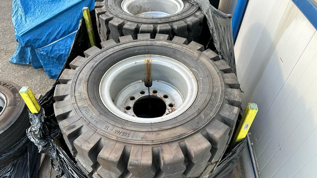 CONTINENTAL CSE ROBUST 355/65 15 - Däck och fälgar för Lastbil: bild 1 CONTINENTAL CSE ROBUST 355/65 15 - Däck och fälgar för Lastbil: bild 1